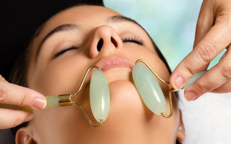 how do you use a jade roller for your face1