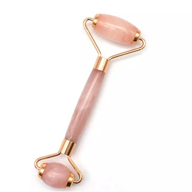 Roller tal-Massage tal-wiċċ tal-Quarz Rose li jinżamm fl-idejn